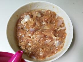 淋入一勺食用油表面，封上保鲜膜放入冰箱冷藏腌制十五分钟