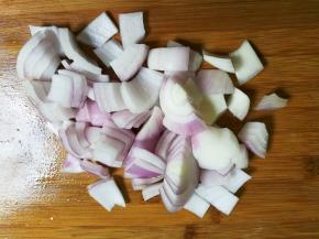 洋葱去皮，切成小块