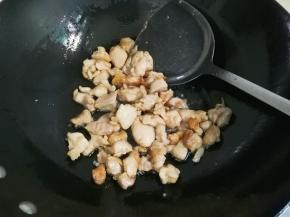 热锅凉油放入鸡腿丁炒熟盛出