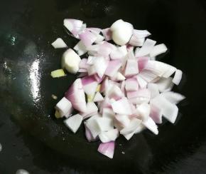 锅中余油放入洋葱炒出香味