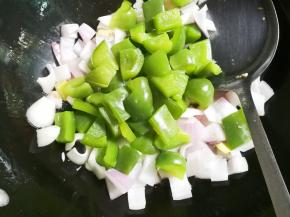 放入青椒翻炒均匀