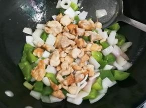 放入鸡腿丁