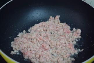 翻炒至变色变白