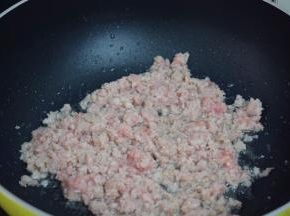 翻炒至变色变白