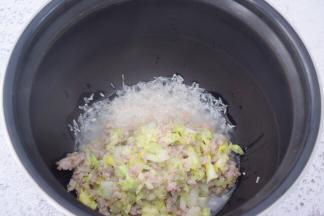 加入刚才炒好的猪肉白菜