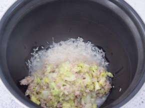 加入刚才炒好的猪肉白菜