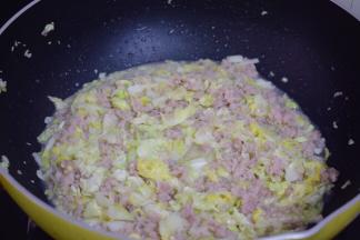 翻炒至白菜变软关火