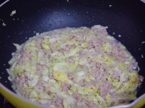 翻炒至白菜变软关火