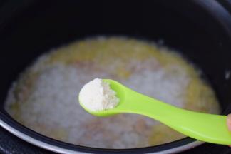 煮好等气阀消气后加入适量的鸡精