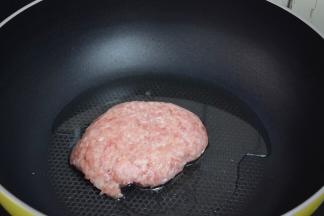 锅中倒入适量的食用油烧热后，放入猪肉末
