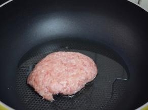 锅中倒入适量的食用油烧热后，放入猪肉末