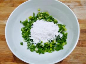 放入碗中，放入葱花儿。