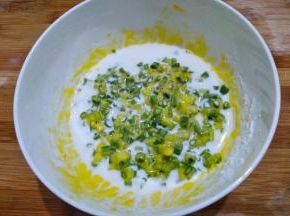 搅拌几下倒入牛奶