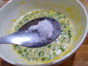 放少许盐搅拌均匀