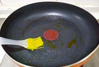 平底锅刷少许食用油
