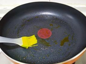 平底锅刷少许食用油