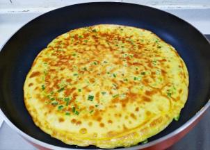 翻面煎另一面，两面金黄即可。