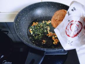 锅中加入清水，加入干葱花，玉米粒，胡萝卜丁，再将叉烧加入锅中，大火烧开。