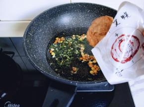 锅中加入清水，加入干葱花，玉米粒，胡萝卜丁，再将叉烧加入锅中，大火烧开。