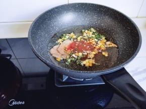 烧开后再加入豚骨番茄汤底料，再次让开，煮1分钟即可。