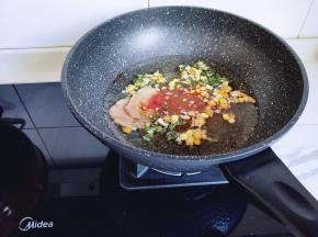 烧开后再加入豚骨番茄汤底料，再次让开，煮1分钟即可。