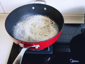 锅中加水，大火烧开，下入拉面。