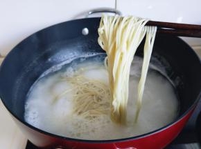 大火煮面，约2分钟左右！时间可以自己掌握！