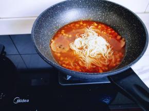 将煮好的拉面夹入汤底中。