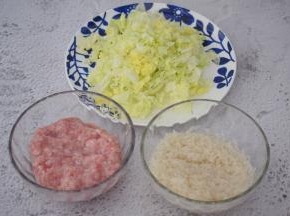 白菜洗净切成末备用，大米淘洗干净