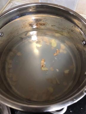 将椰汁倒入锅里，加入老姜