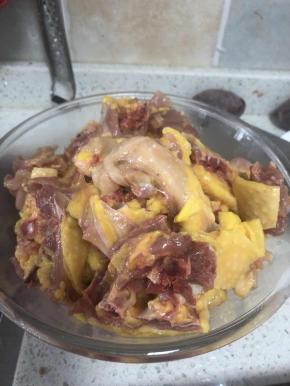 将清水加入汤中，煮5分钟后，加入剁好的鸡块