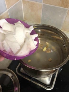 把椰青挖出来，切成块状