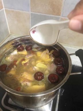 将清水加入汤中，煮5分钟后，加入剁好的鸡块