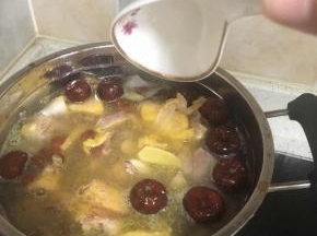 将清水加入汤中，煮5分钟后，加入剁好的鸡块