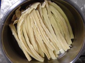 
腐竹用温水充分泡发