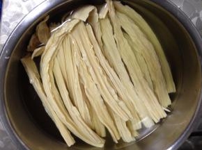 
腐竹用温水充分泡发