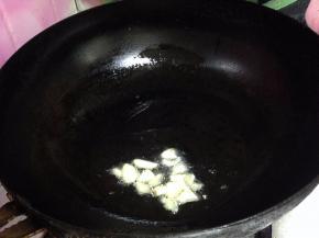 
热锅凉油倒入蒜片炒出香味