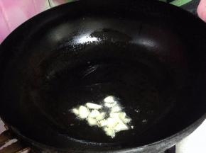 
热锅凉油倒入蒜片炒出香味