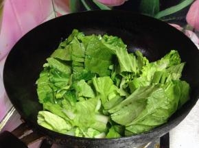 
倒入快菜炒匀
