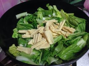 
倒入腐竹炒匀