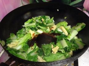 所有食材炒至断生时加入蚝油炒匀
