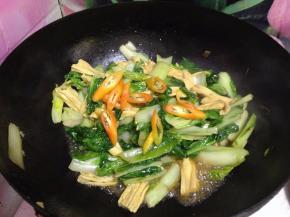 
最后加入辣椒炒匀即可出锅