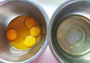 蛋黄蛋白分离，分别放入两个无水无油的盆。