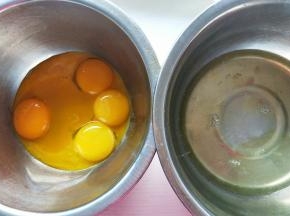 蛋黄蛋白分离，分别放入两个无水无油的盆。