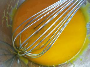 蛋黄加入色拉油，十克白糖搅拌均匀。