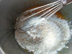 筛入面粉。