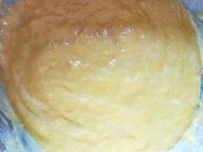 再加入清水以切拌方式来拌均匀。