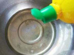 蛋白滴入柠檬汁。