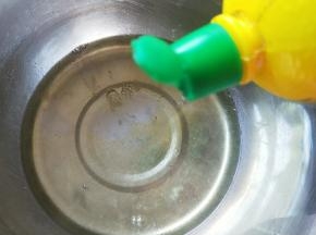 蛋白滴入柠檬汁。