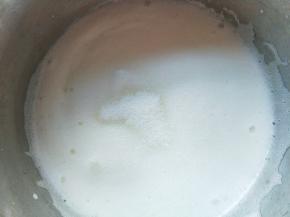 用电动打蛋器打至冒鱼眼泡，剩余的白糖分三次加入